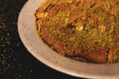 Türk tatlısı, kunafa, kaday fıstığı tozu ve peynirli sıcak yenilen tatlı