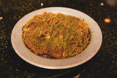 Türk tatlısı, kunafa, kaday fıstığı tozu ve peynirli sıcak yenilen tatlı