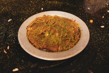 Türk tatlısı, kunafa, kaday fıstığı tozu ve peynirli sıcak yenilen tatlı
