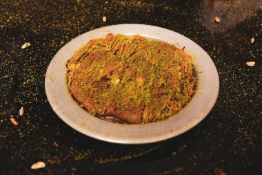 Türk tatlısı, kunafa, kaday fıstığı tozu ve peynirli sıcak yenilen tatlı