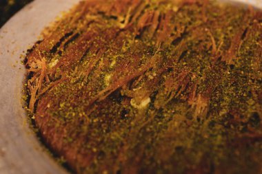 Türk tatlısı, kunafa, kaday fıstığı tozu ve peynirli sıcak yenilen tatlı