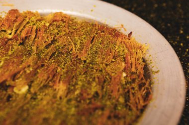Türk tatlısı, kunafa, kaday fıstığı tozu ve peynirli sıcak yenilen tatlı