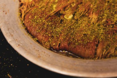 Türk tatlısı, kunafa, kaday fıstığı tozu ve peynirli sıcak yenilen tatlı