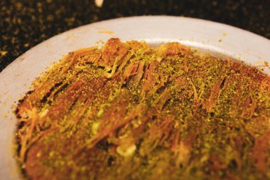 Türk tatlısı, kunafa, kaday fıstığı tozu ve peynirli sıcak yenilen tatlı