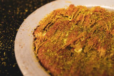 Türk tatlısı, kunafa, kaday fıstığı tozu ve peynirli sıcak yenilen tatlı