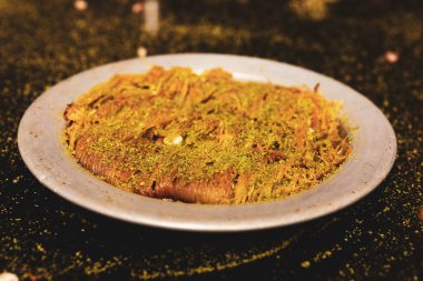 Türk tatlısı, kunafa, kaday fıstığı tozu ve peynirli sıcak yenilen tatlı
