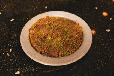 Türk tatlısı, kunafa, kaday fıstığı tozu ve peynirli sıcak yenilen tatlı