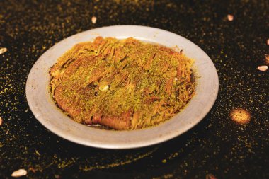 Türk tatlısı, kunafa, kaday fıstığı tozu ve peynirli sıcak yenilen tatlı