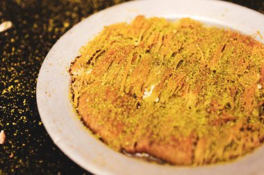 Türk tatlısı, kunafa, kaday fıstığı tozu ve peynirli sıcak yenilen tatlı