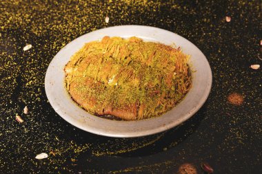 Türk tatlısı, kunafa, kaday fıstığı tozu ve peynirli sıcak yenilen tatlı