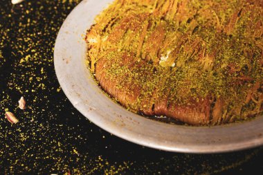 Türk tatlısı, kunafa, kaday fıstığı tozu ve peynirli sıcak yenilen tatlı