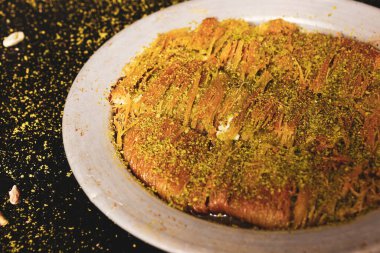 Türk tatlısı, kunafa, kaday fıstığı tozu ve peynirli sıcak yenilen tatlı