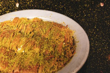 Türk tatlısı, kunafa, kaday fıstığı tozu ve peynirli sıcak yenilen tatlı