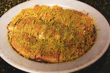 Türk tatlısı, kunafa, kaday fıstığı tozu ve peynirli sıcak yenilen tatlı