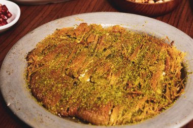 Türk tatlısı, kunafa, kaday fıstığı tozu ve peynirli sıcak yenilen tatlı