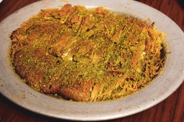 Türk tatlısı, kunafa, kaday fıstığı tozu ve peynirli sıcak yenilen tatlı