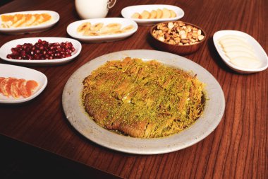 Türk tatlısı, kunafa, kaday fıstığı tozu ve peynirli sıcak yenilen tatlı