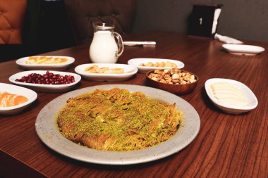 Türk tatlısı, kunafa, kaday fıstığı tozu ve peynirli sıcak yenilen tatlı