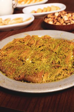 Türk tatlısı, kunafa, kaday fıstığı tozu ve peynirli sıcak yenilen tatlı