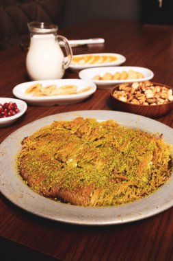 Türk tatlısı, kunafa, kaday fıstığı tozu ve peynirli sıcak yenilen tatlı