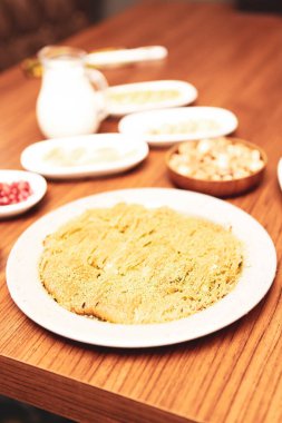 Türk tatlısı, kunafa, kaday fıstığı tozu ve peynirli sıcak yenilen tatlı