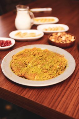 Türk tatlısı, kunafa, kaday fıstığı tozu ve peynirli sıcak yenilen tatlı