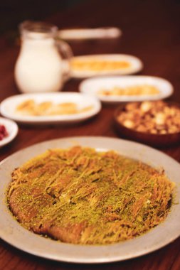 Türk tatlısı, kunafa, kaday fıstığı tozu ve peynirli sıcak yenilen tatlı