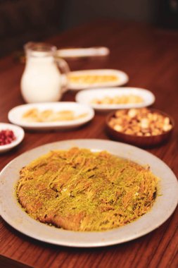 Türk tatlısı, kunafa, kaday fıstığı tozu ve peynirli sıcak yenilen tatlı