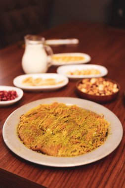 Türk tatlısı, kunafa, kaday fıstığı tozu ve peynirli sıcak yenilen tatlı