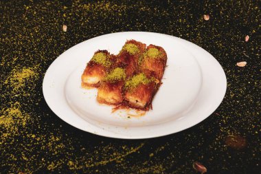 Türk tatlısı, kunafa, kaday fıstığı tozu ve peynirli sıcak yenilen tatlı