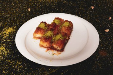 Türk tatlısı, kunafa, kaday fıstığı tozu ve peynirli sıcak yenilen tatlı