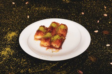 Türk tatlısı, kunafa, kaday fıstığı tozu ve peynirli sıcak yenilen tatlı