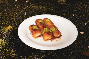 Türk tatlısı, kunafa, kaday fıstığı tozu ve peynirli sıcak yenilen tatlı