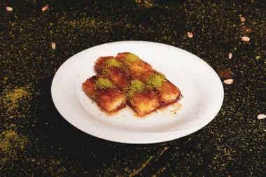 Türk tatlısı, kunafa, kaday fıstığı tozu ve peynirli sıcak yenilen tatlı