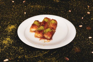 Türk tatlısı, kunafa, kaday fıstığı tozu ve peynirli sıcak yenilen tatlı