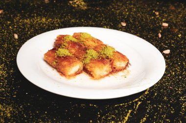 Türk tatlısı, kunafa, kaday fıstığı tozu ve peynirli sıcak yenilen tatlı