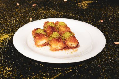 Türk tatlısı, kunafa, kaday fıstığı tozu ve peynirli sıcak yenilen tatlı