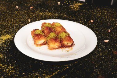 Türk tatlısı, kunafa, kaday fıstığı tozu ve peynirli sıcak yenilen tatlı