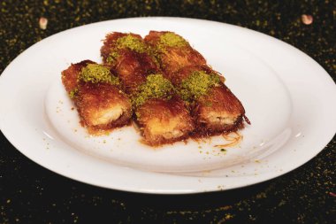 Türk tatlısı, kunafa, kaday fıstığı tozu ve peynirli sıcak yenilen tatlı