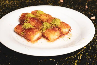 Türk tatlısı, kunafa, kaday fıstığı tozu ve peynirli sıcak yenilen tatlı