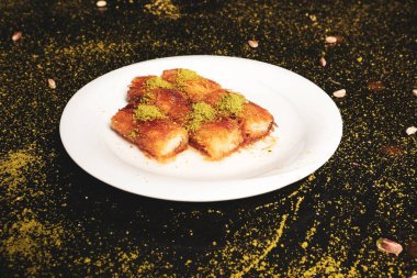 Türk tatlısı, kunafa, kaday fıstığı tozu ve peynirli sıcak yenilen tatlı