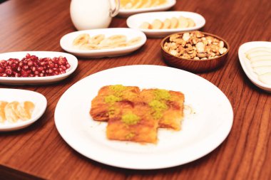 Türk tatlısı, kunafa, kaday fıstığı tozu ve peynirli sıcak yenilen tatlı