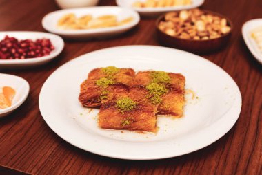 Türk tatlısı, kunafa, kaday fıstığı tozu ve peynirli sıcak yenilen tatlı