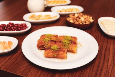 Türk tatlısı, kunafa, kaday fıstığı tozu ve peynirli sıcak yenilen tatlı