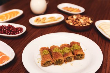 Türk tatlısı, kunafa, kaday fıstığı tozu ve peynirli sıcak yenilen tatlı