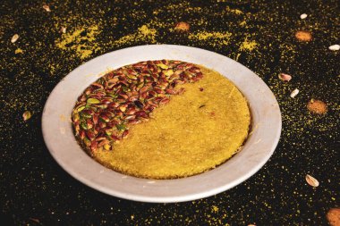 Türk tatlısı, kunafa, kaday fıstığı tozu ve peynirli sıcak yenilen tatlı