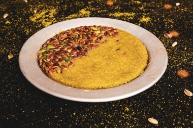 Türk tatlısı, kunafa, kaday fıstığı tozu ve peynirli sıcak yenilen tatlı