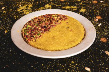 Türk tatlısı, kunafa, kaday fıstığı tozu ve peynirli sıcak yenilen tatlı