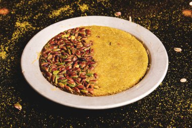 Türk tatlısı, kunafa, kaday fıstığı tozu ve peynirli sıcak yenilen tatlı