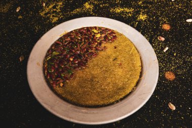 Türk tatlısı, kunafa, kaday fıstığı tozu ve peynirli sıcak yenilen tatlı